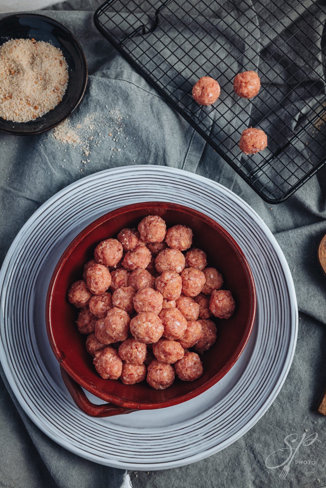 Raw home made italian traditional meatballs