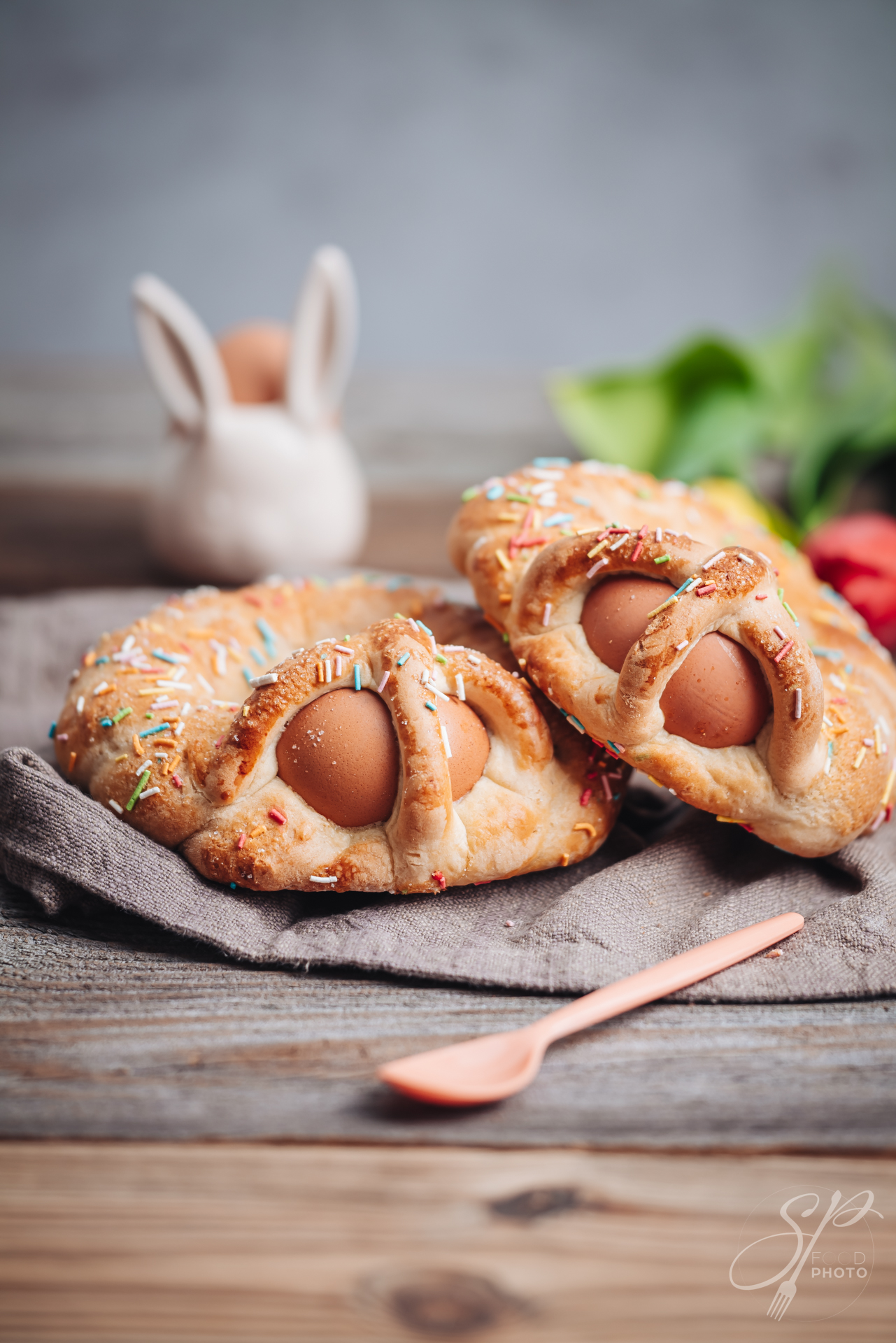 Scarcella, a traditional Apulian pastry for Easter